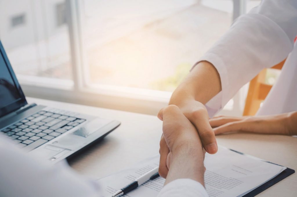 young-arabian-business-man-people-handshake-min